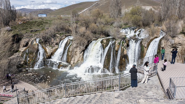 Foto - Karların erimesi ve yağışlar Muradiye Şelalesi'ni coşturdu