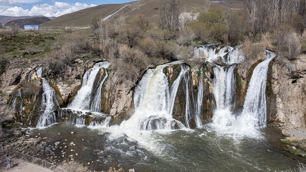 Karların erimesi ve yağışlar Muradiye Şelalesi'ni coşturdu
