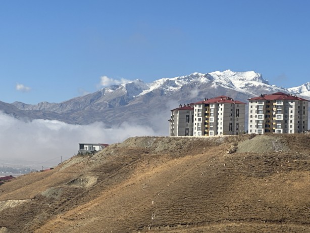 Foto - Karlı dağlarla bulutlar bütünleşti! Manzarayı gören hayran kaldı