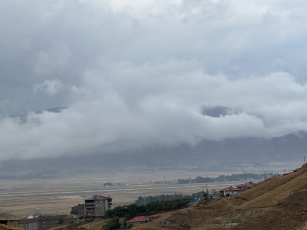 Foto - Karlı dağlarla bulutlar bütünleşti! Manzarayı gören hayran kaldı
