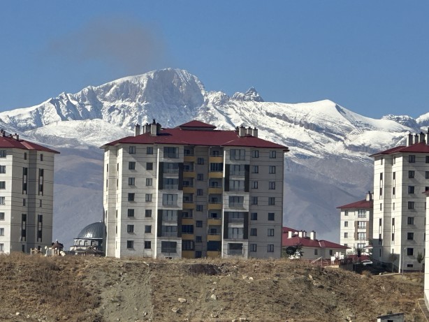 Foto - Karlı dağlarla bulutlar bütünleşti! Manzarayı gören hayran kaldı