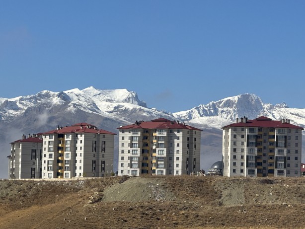 Foto - Karlı dağlarla bulutlar bütünleşti! Manzarayı gören hayran kaldı