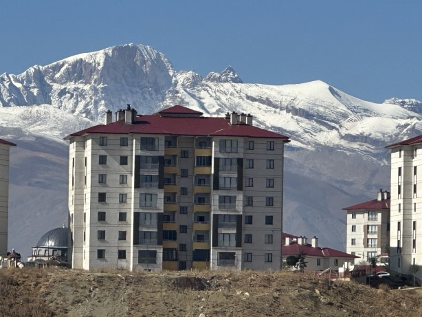 Foto - Karlı dağlarla bulutlar bütünleşti! Manzarayı gören hayran kaldı