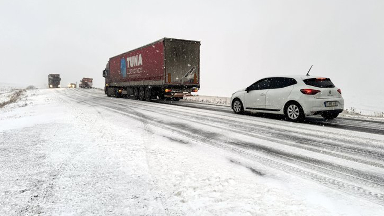 Foto - Karlı ve buzlu yollarda araç kullanma rehberi! Güvenli yolculuk için hayat kurtaran öneriler!