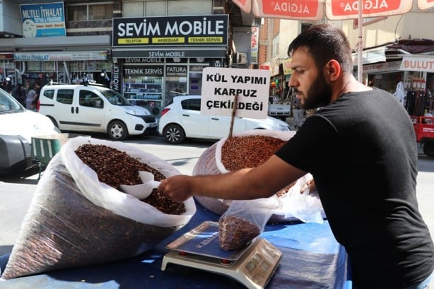 Foto - Karpuz çekirdeği sohbetlere keyif katıyor