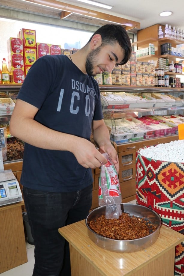 Foto - Karpuz çekirdeği sohbetlere keyif katıyor