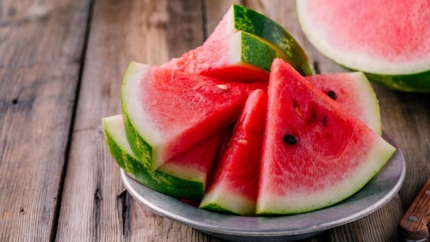 Karpuz tüketenler dikkat! Bu iki meyveyi birlikte sakın yemeyin...