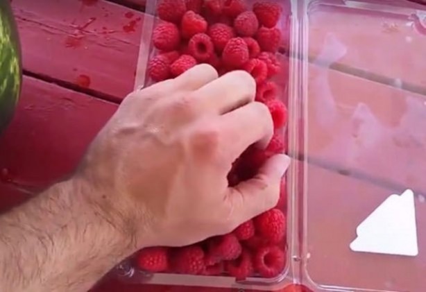 Foto - Karpuz yemeye yeni bir boyut!