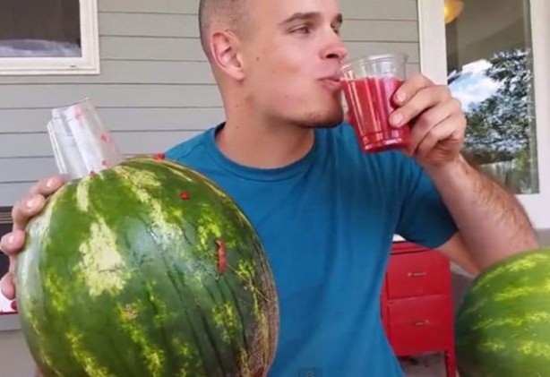 Foto - Karpuz yemeye yeni bir boyut!