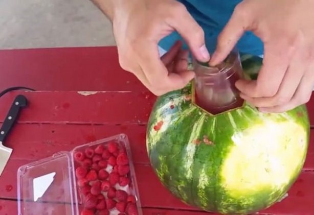 Foto - Karpuz yemeye yeni bir boyut!