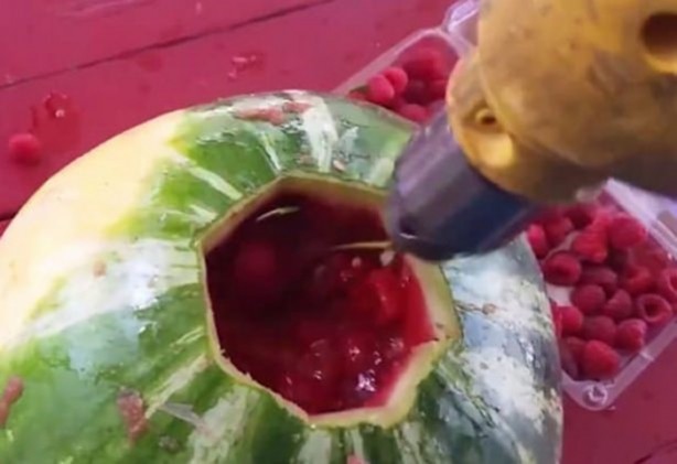 Foto - Karpuz yemeye yeni bir boyut!