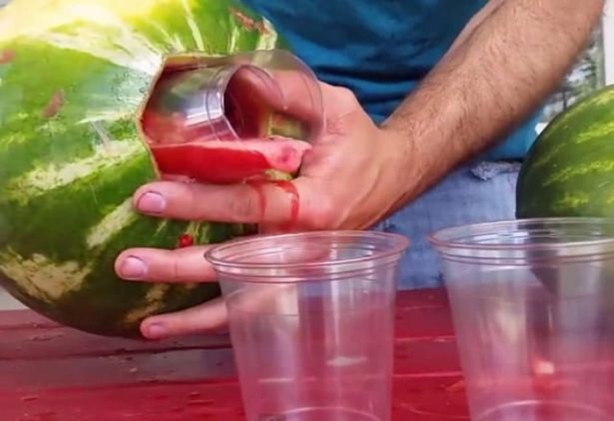 Foto - Karpuz yemeye yeni bir boyut!