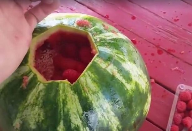 Foto - Karpuz yemeye yeni bir boyut!