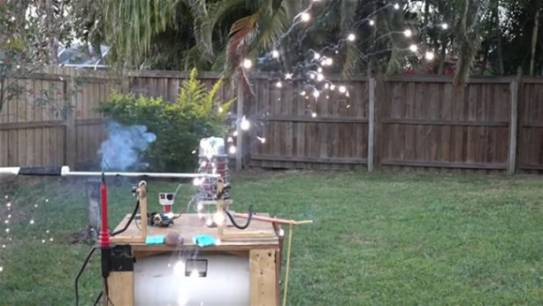 Foto - Karpuza 20 bin volt elektrik verdi! İşte sonuç...