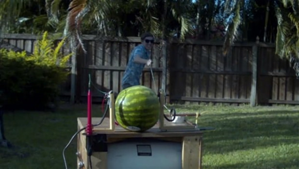 Foto - Karpuza 20 bin volt elektrik verdi! İşte sonuç...