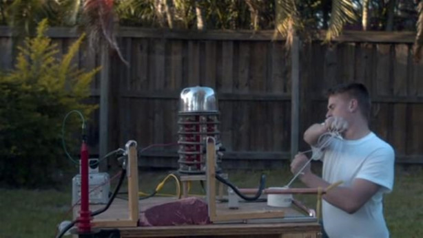 Foto - Karpuza 20 bin volt elektrik verdi! İşte sonuç...