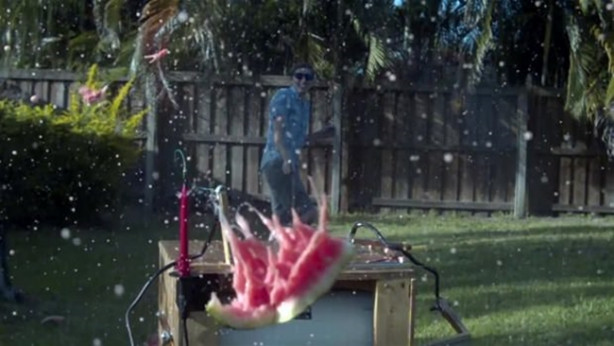 Foto - Karpuza 20 bin volt elektrik verdi! İşte sonuç...