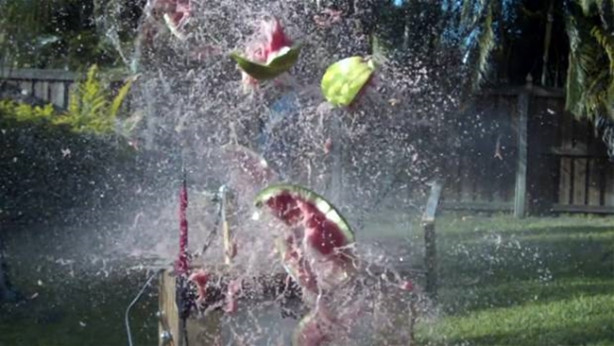 Foto - Karpuza 20 bin volt elektrik verdi! İşte sonuç...