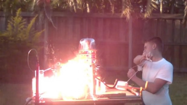 Foto - Karpuza 20 bin volt elektrik verdi! İşte sonuç...