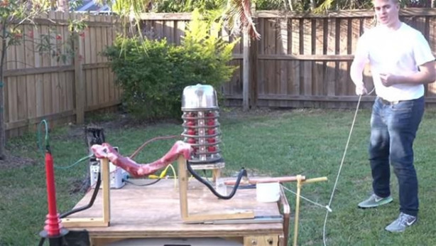 Foto - Karpuza 20 bin volt elektrik verdi! İşte sonuç...