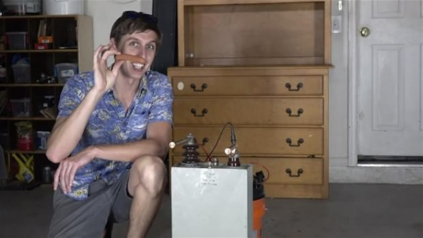 Karpuza 20 bin volt elektrik verdi! İşte sonuç...