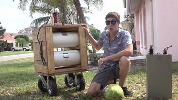 Foto - Karpuza 20 bin volt elektrik verdi! İşte sonuç...