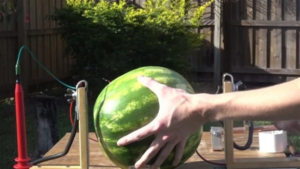 Foto - Karpuza 20 bin volt elektrik verdi! İşte sonuç...