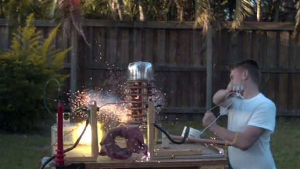 Foto - Karpuza 20 bin volt elektrik verdi! İşte sonuç...