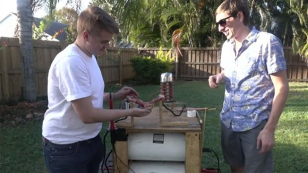 Foto - Karpuza 20 bin volt elektrik verdi! İşte sonuç...