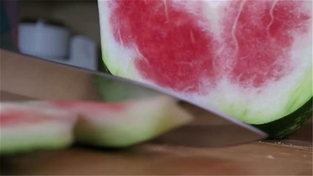 Foto - Karpuzu öyle şekillere soktu ki!