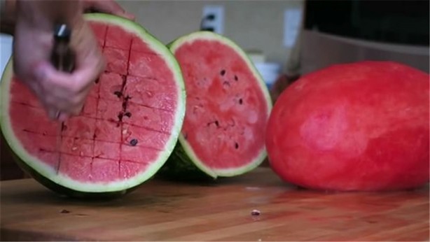 Karpuzu öyle şekillere soktu ki!