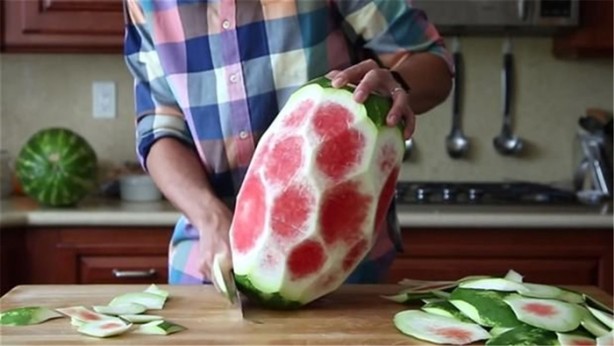 Foto - Karpuzu öyle şekillere soktu ki!