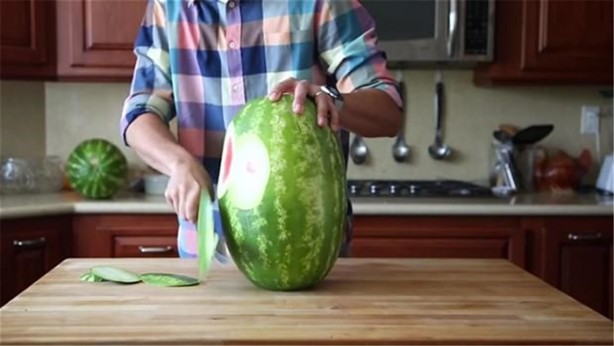 Foto - Karpuzu öyle şekillere soktu ki!