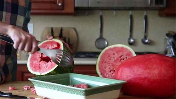 Foto - Karpuzu öyle şekillere soktu ki!