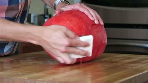 Foto - Karpuzu öyle şekillere soktu ki!