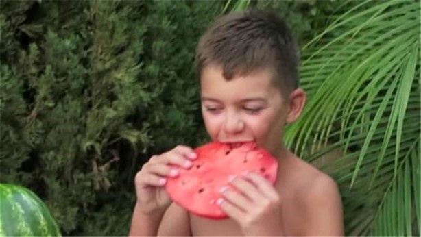 Foto - Karpuzu öyle şekillere soktu ki!