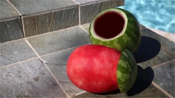 Foto - Karpuzu öyle şekillere soktu ki!