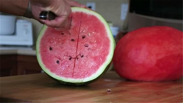 Foto - Karpuzu öyle şekillere soktu ki!