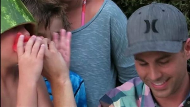 Foto - Karpuzu öyle şekillere soktu ki!