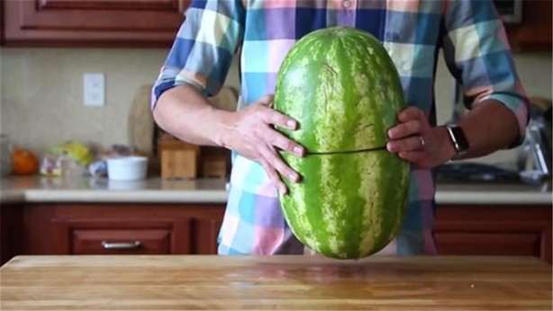 Foto - Karpuzu öyle şekillere soktu ki!