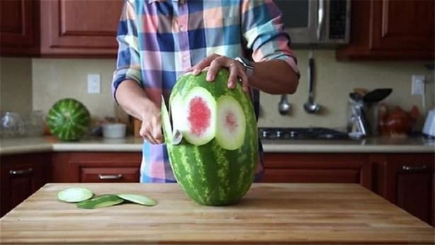 Foto - Karpuzu öyle şekillere soktu ki!