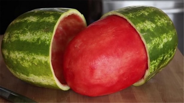 Foto - Karpuzu öyle şekillere soktu ki!