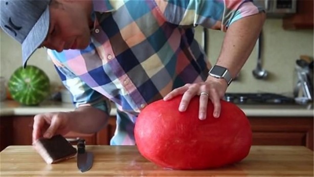 Foto - Karpuzu öyle şekillere soktu ki!