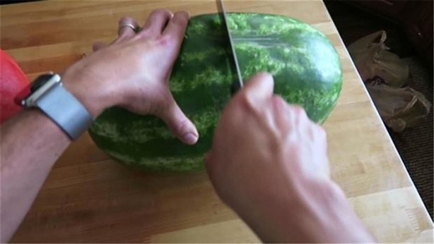 Foto - Karpuzu öyle şekillere soktu ki!