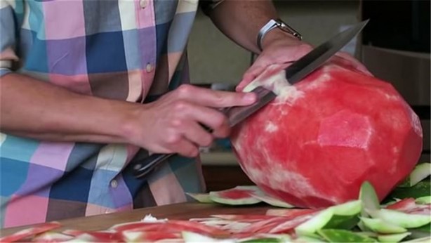 Foto - Karpuzu öyle şekillere soktu ki!