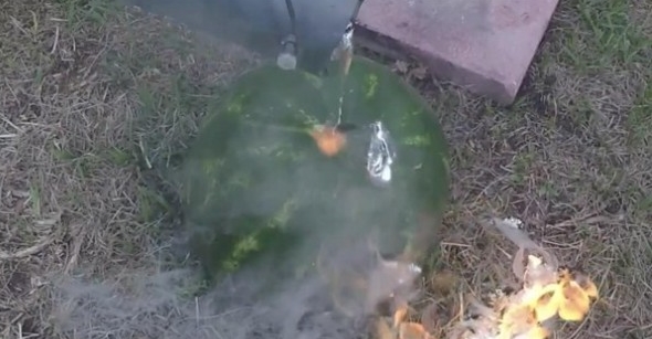 Foto - Karpuzun içine alüminyum dökülürse...