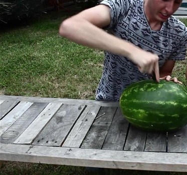 Foto - Karpuzun içine alüminyum dökülürse...