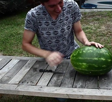 Foto - Karpuzun içine alüminyum dökülürse...