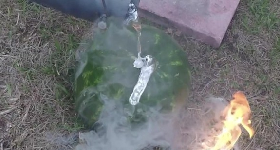 Foto - Karpuzun içine alüminyum dökülürse...