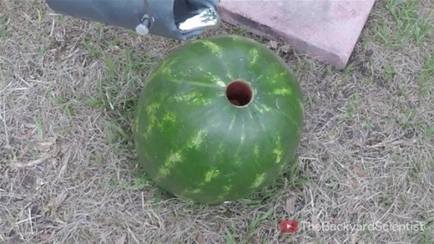 Foto - Karpuzun içine erimiş alüminyum dökülürse...